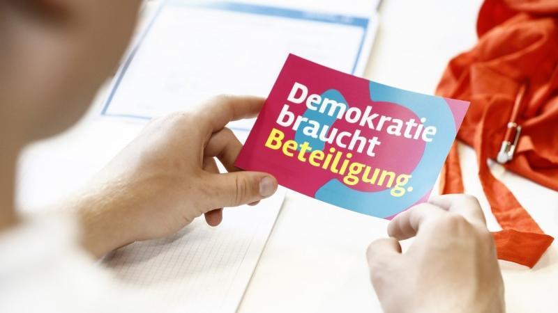 Postkarte mit der Aufschrift "Demokratie braucht Beteiligung"